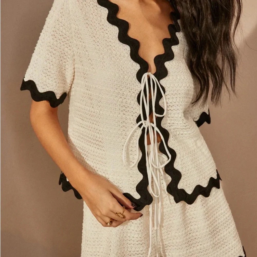 Commense Contrast Trim V-Neck Shorts Set - Picture 3 of 10